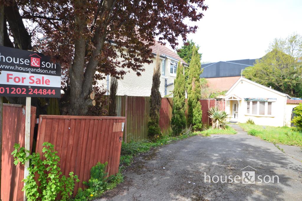 Lot: 142 - DETACHED BUNGALOW FOR IMPROVEMENT - Outside shot showing driveway to front